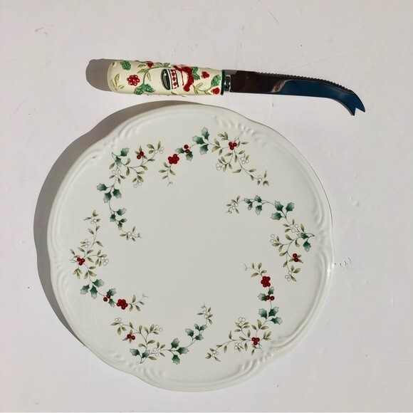 PFALTZGRAFF CHEESE TRAY WITH SCULPED SLICER WINTERBERRY 8" ROUND - Picture 1 of 7